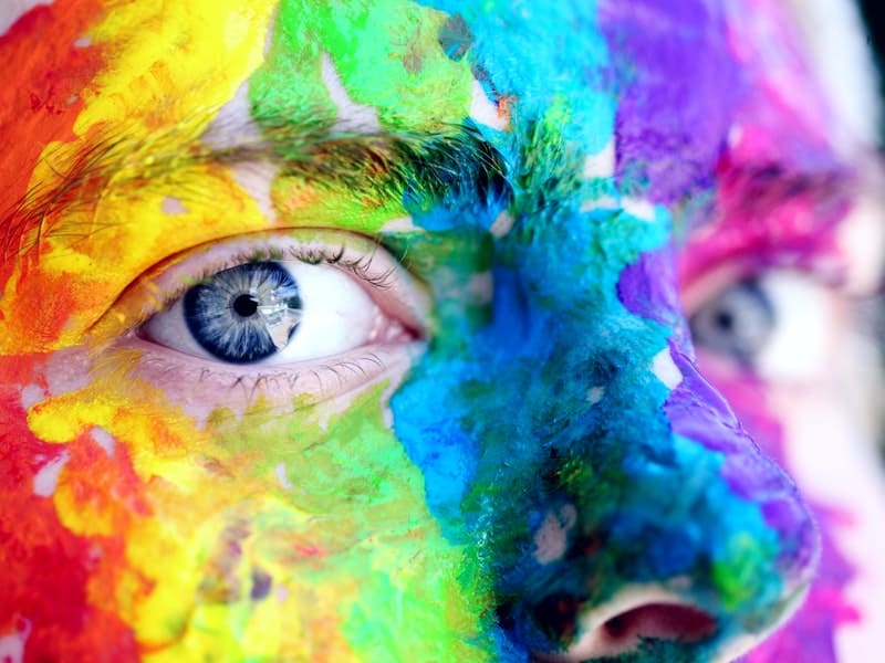 cara colorida