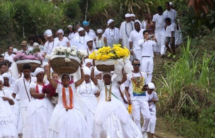 pessoas fazendo oferendas aos orixás
