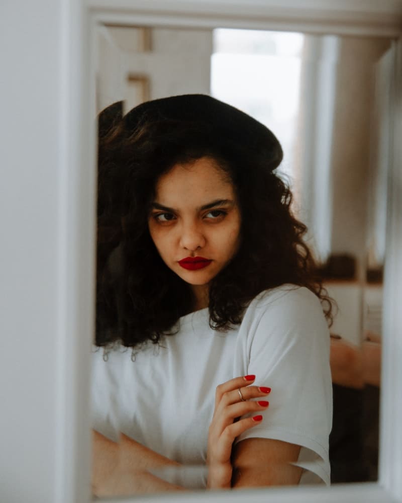 mulher mostrado mau olhado