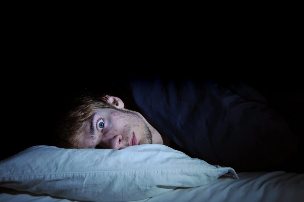 Homem sem conseguir se mexer na cama
