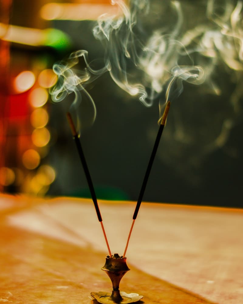 significado espiritual de sentir cheiro a incenso