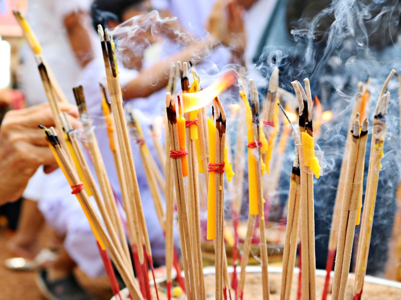 o que significa sentir cheiro de incenso