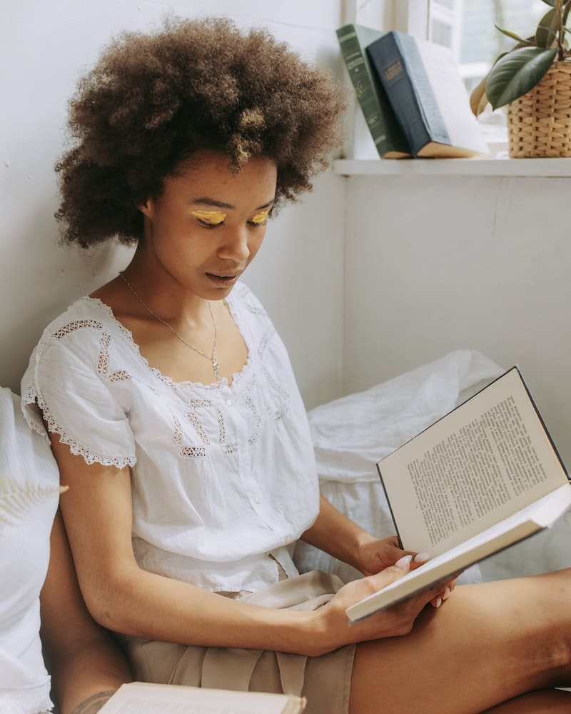 lendo o livro de são cipriano