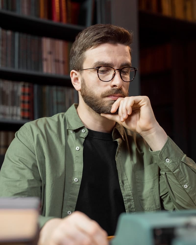 homem com o efeito da simpatia para virar o pensamento