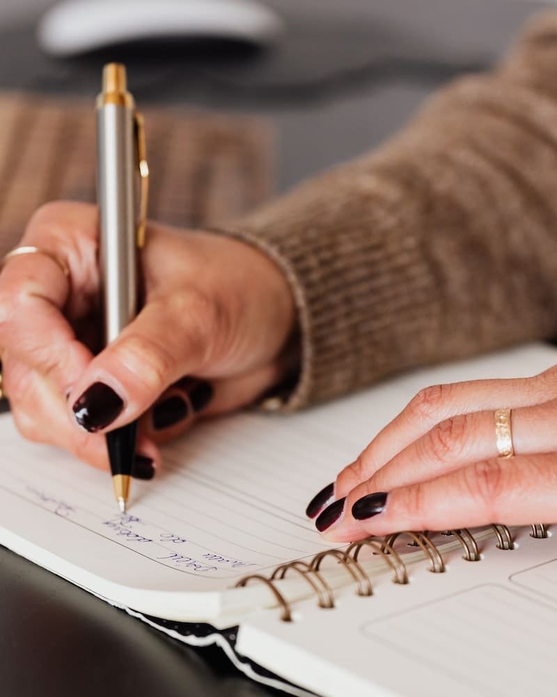 mulher fazendo a simpatia para conseguir algo bem rapido