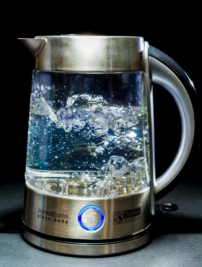 Fervendo agua num fervedor elétrico