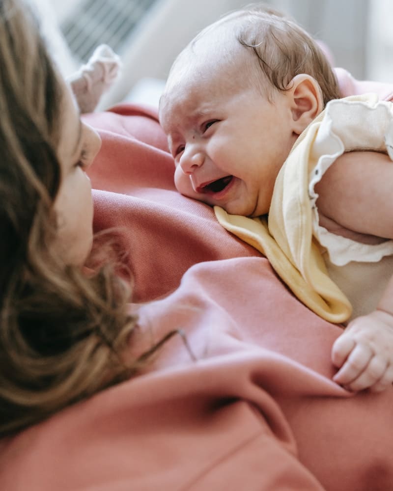 mae tentando perceber porque bebe chora de noite sempre a mesma hora
