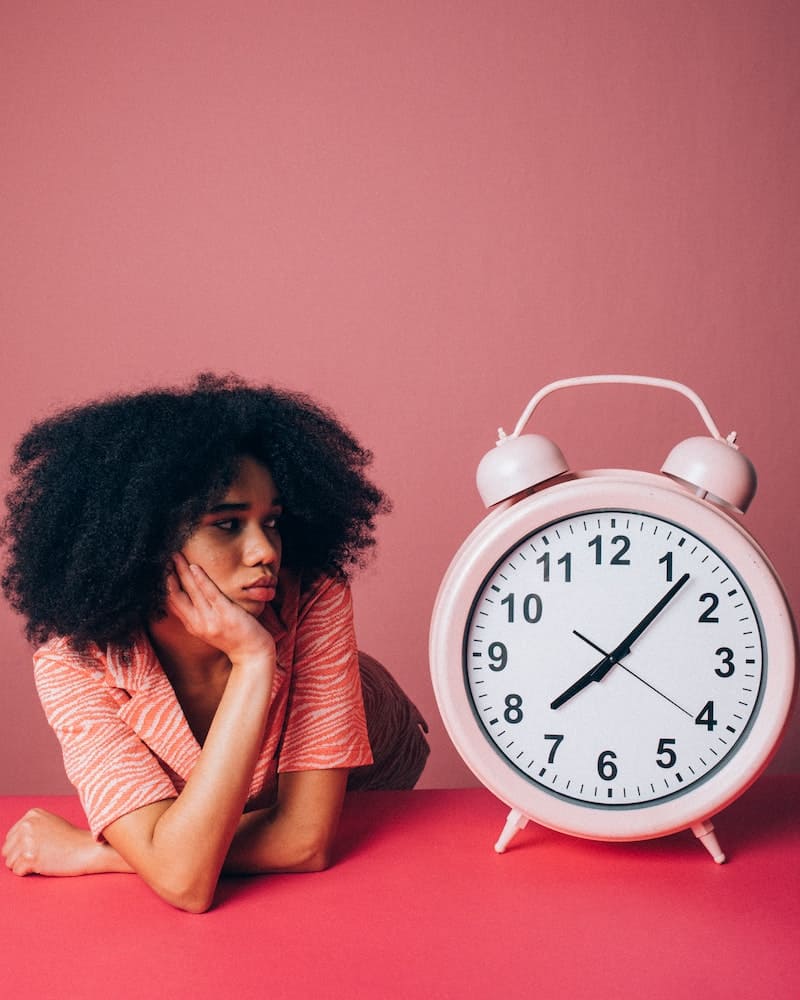 mulher estudando o significado das horas