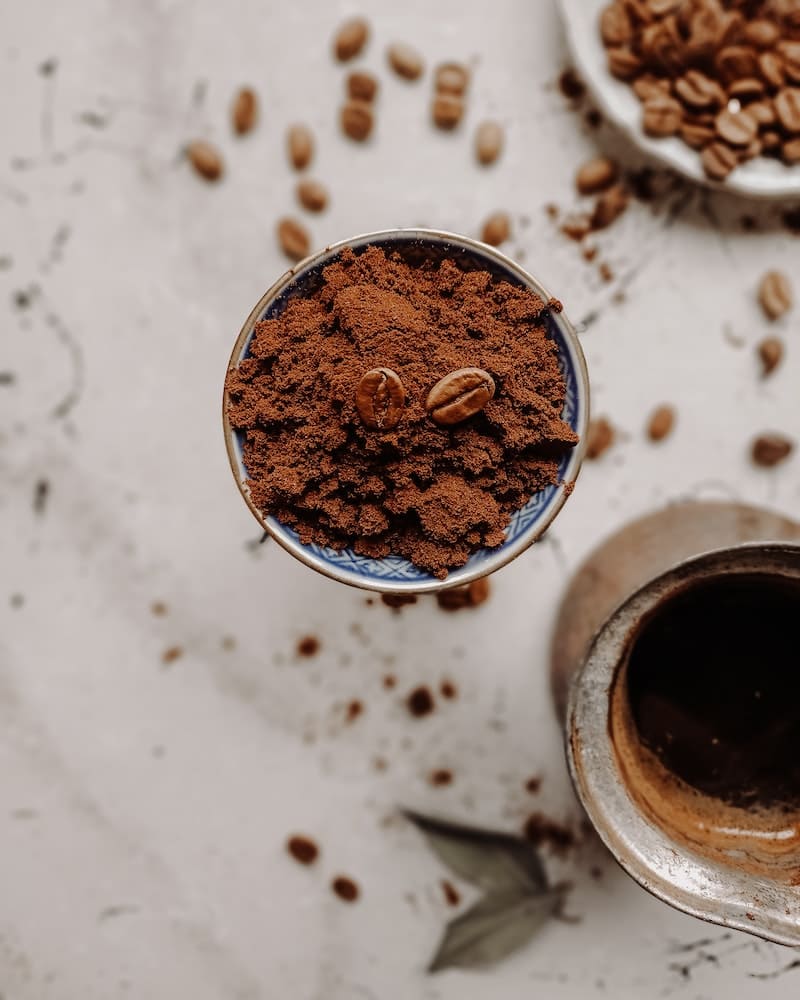 pó e de cafe em cima de uma mesa