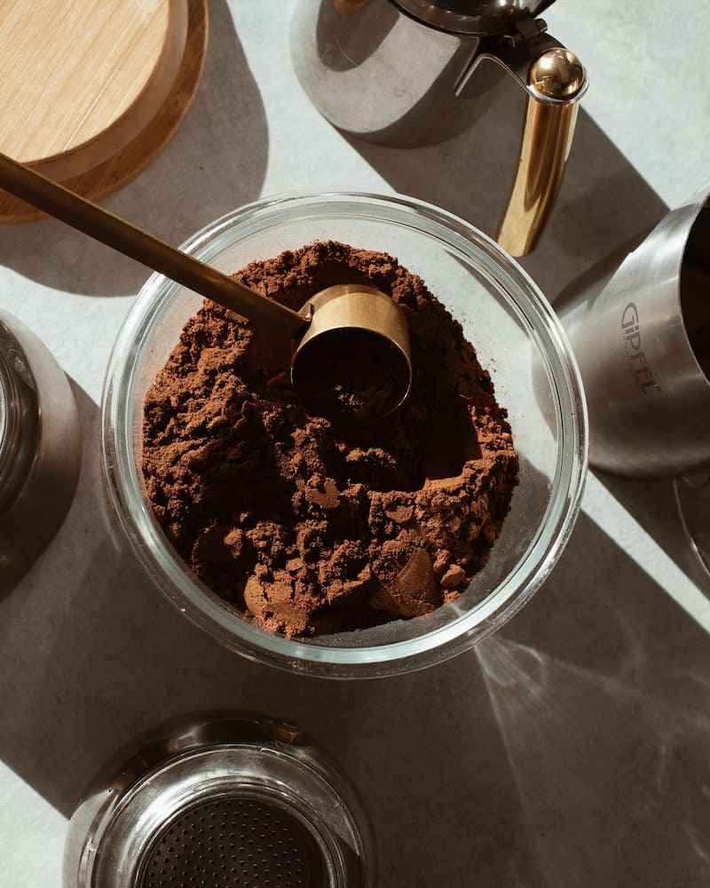 simpatia para afastar pessoas indesejadas com pó de café