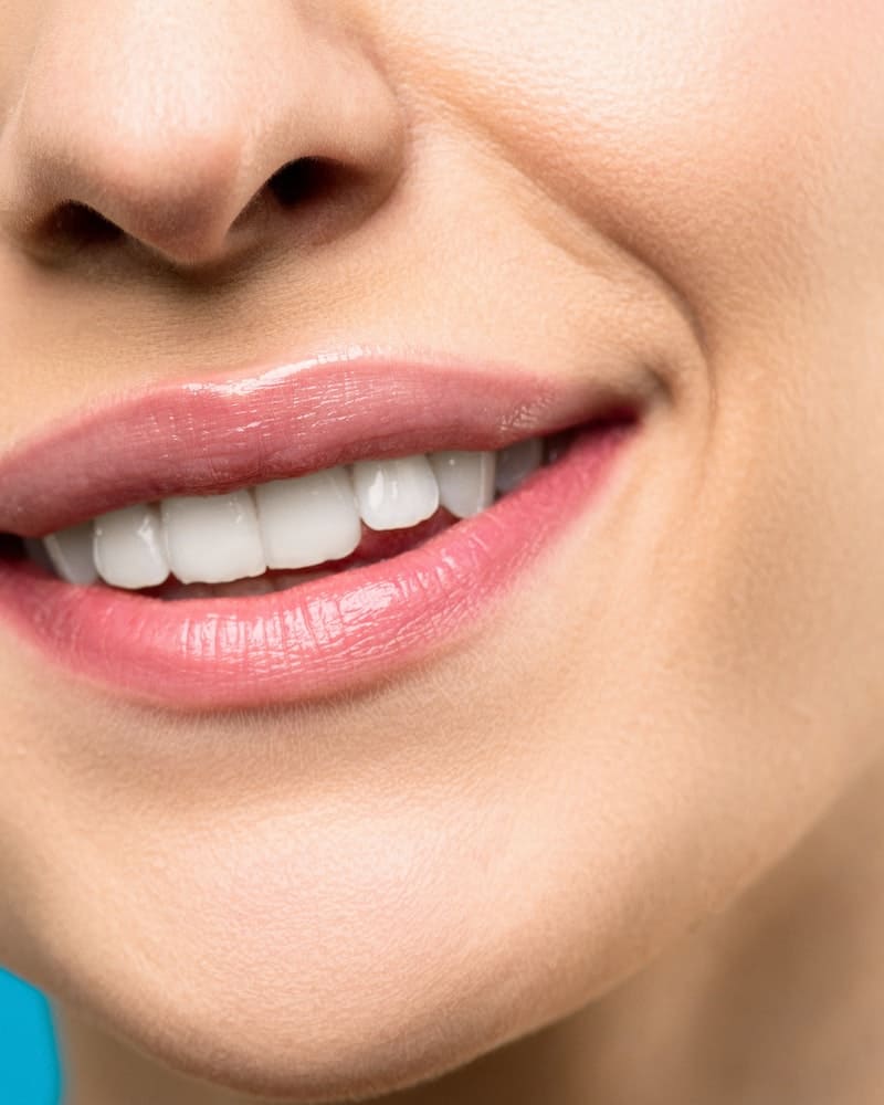 mulher mostrando dentes