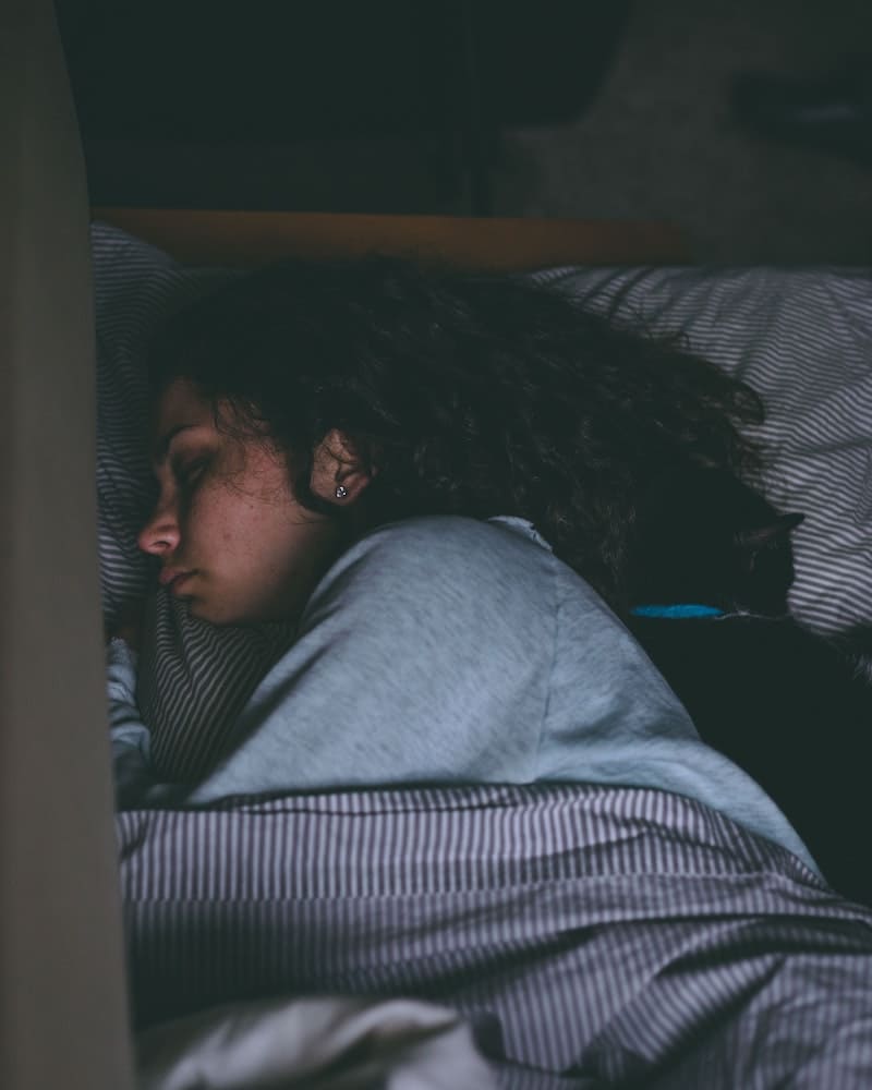 mulher dormindo e sentido presença de alguém no quarto