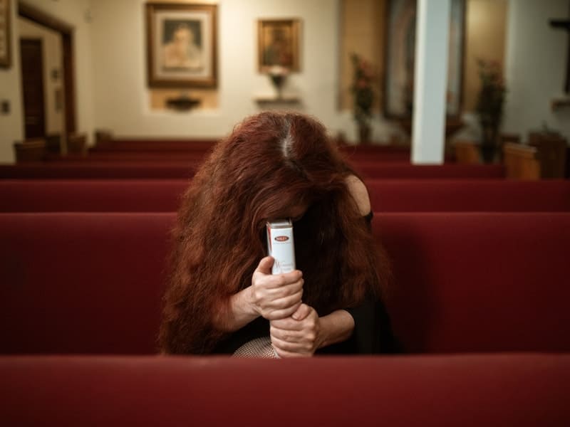 mulher fazendo oração de sao cipriano de 3 dias
