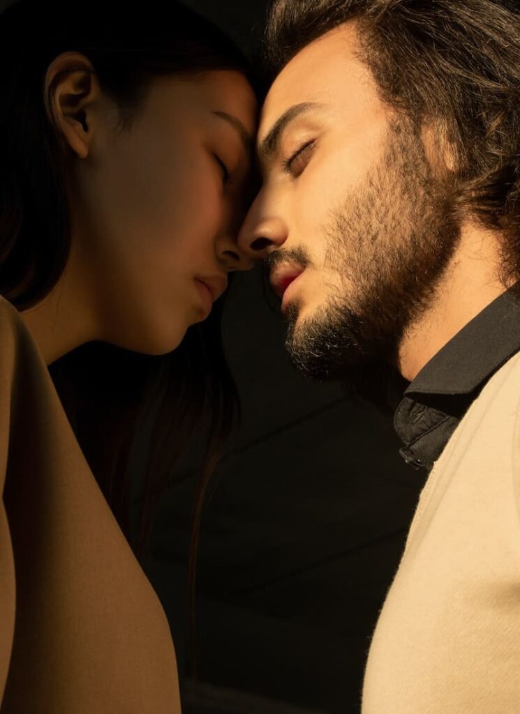 casal dando um beijo