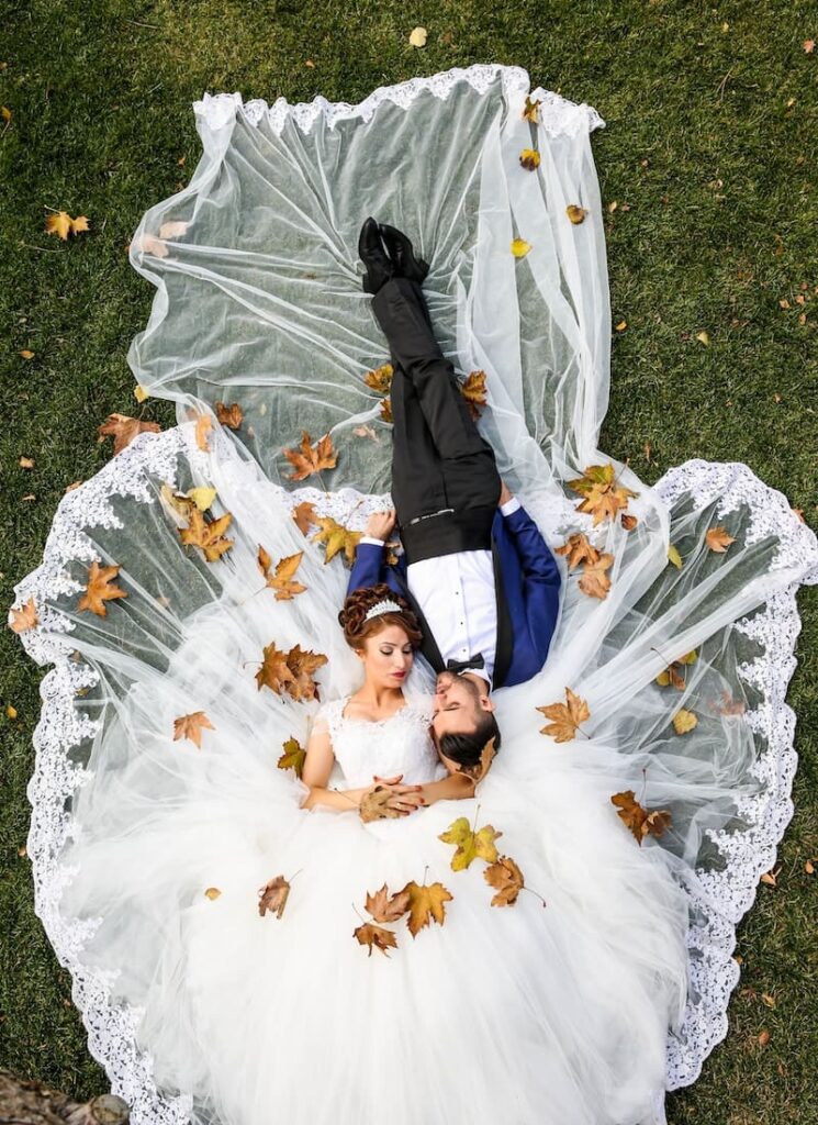 foto de casal deitado na relva