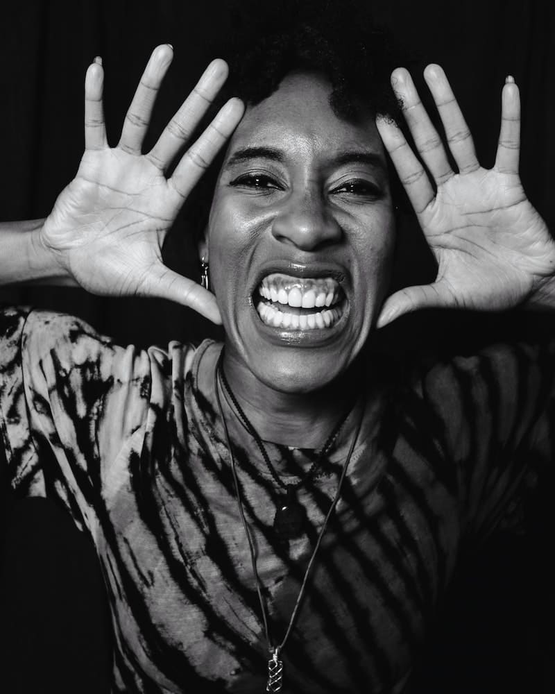 mulher mostrando os dentes
