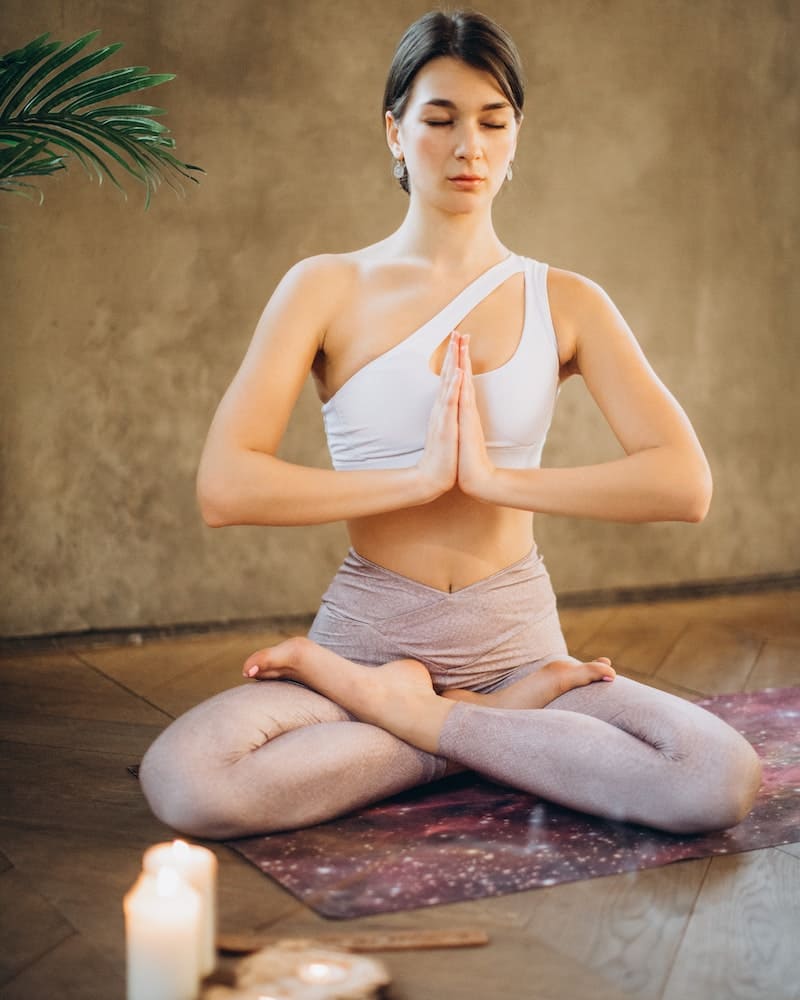 mulher sentada meditando