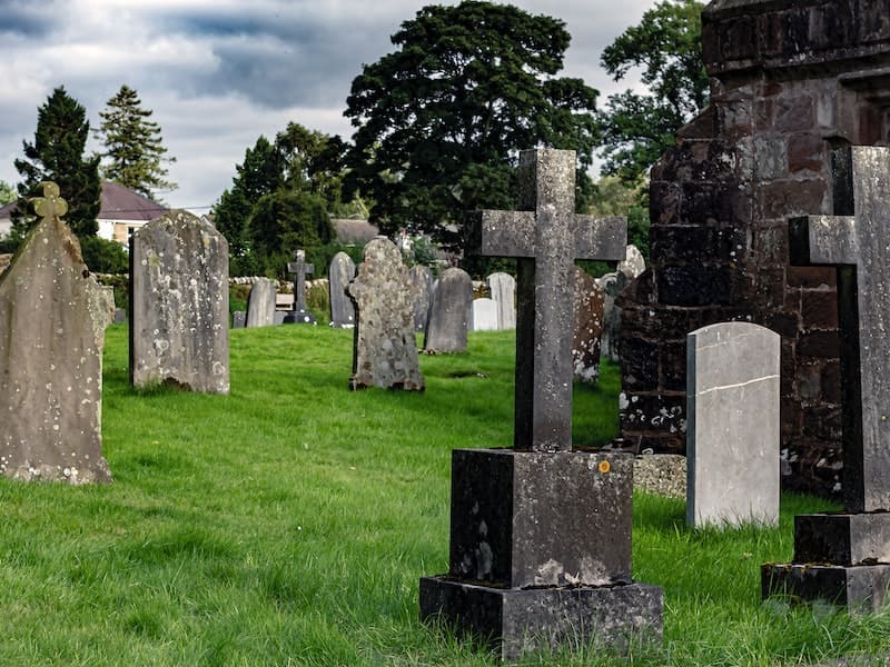 Cemitério com relva verde 