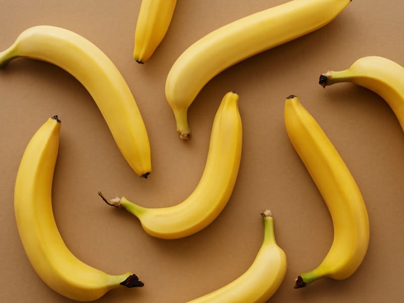 8 bananas em cima de uma mesa