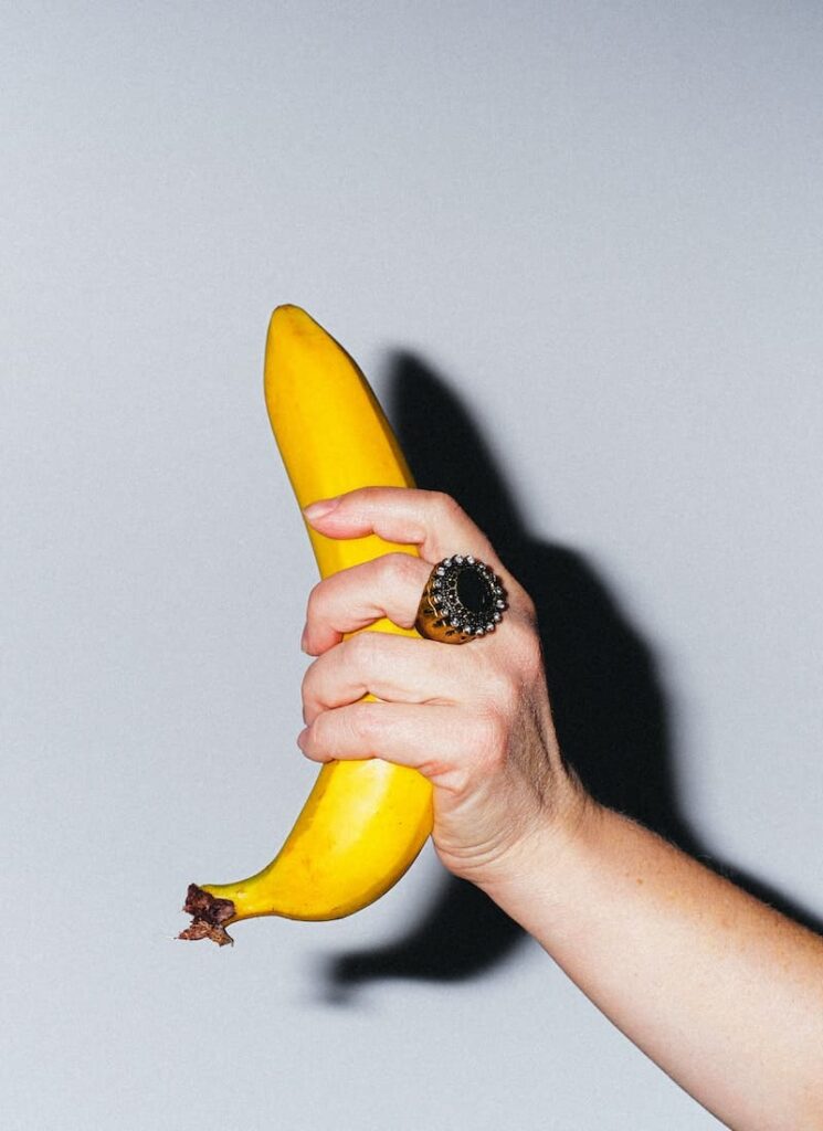 pegando numa banana