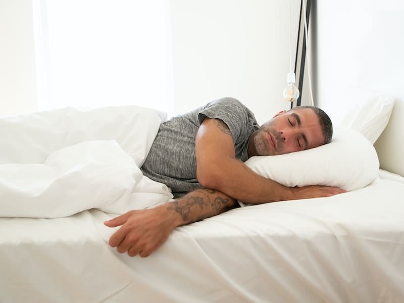 homem abraçado na almofada