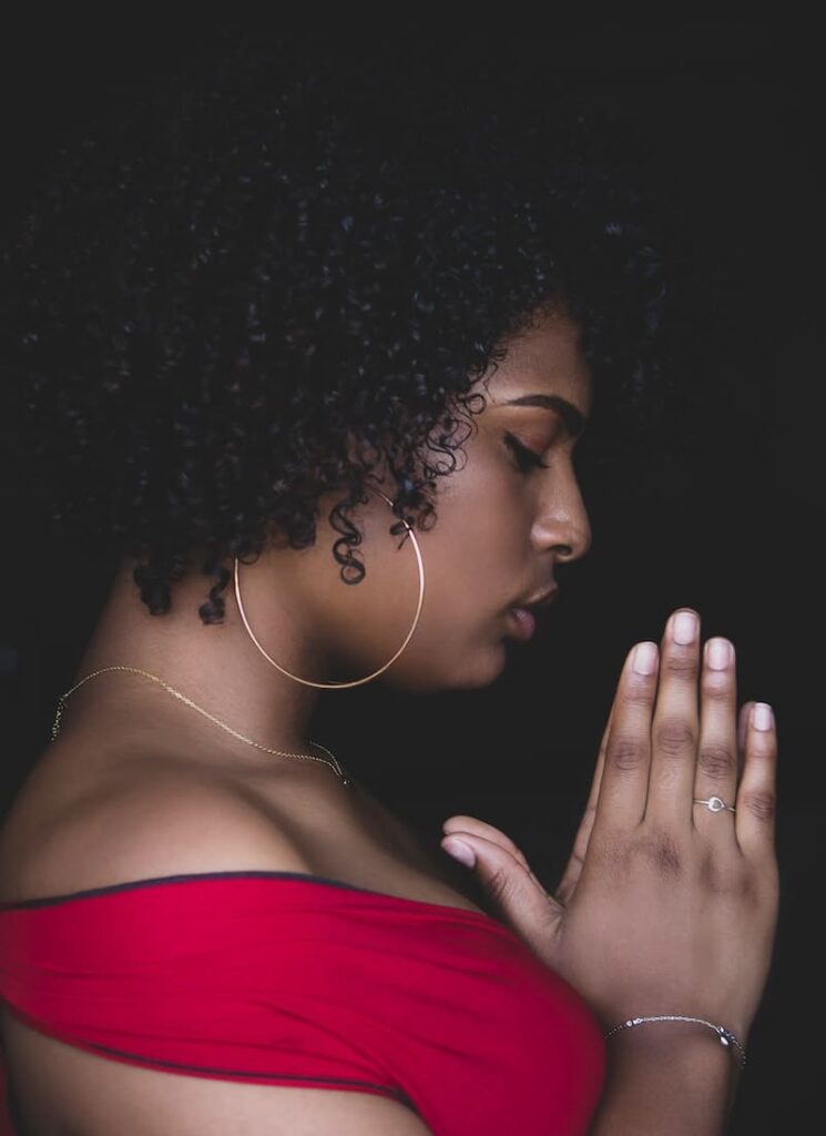 mulher fazer uma oração para ele sentir ciumes