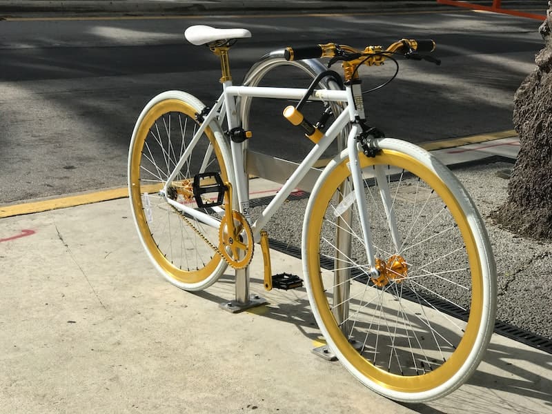 bicicleta amarela significado