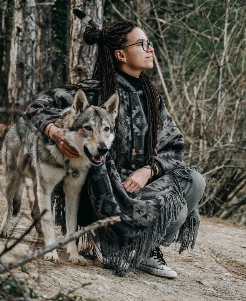 mulher abraçada a um lobo