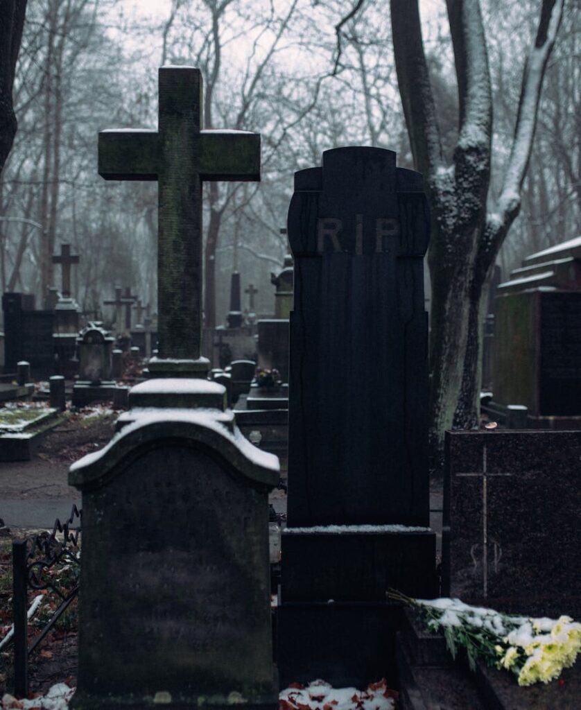 Lápide em formato de cruz em cemitério