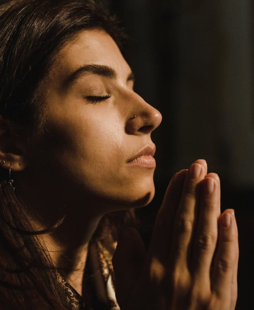 Mulher orando