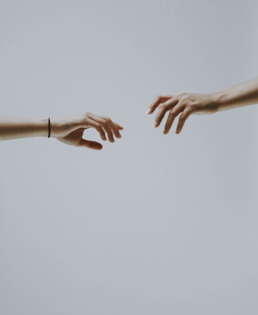 Mãos de casal simbolicamente se separando