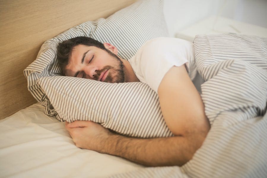 Significado Espiritual de Falar Dormindo: 7 Fortes Sinais